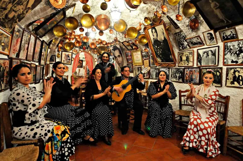 El compás que se hereda: flamenco de corral y balcone en Granada