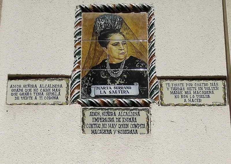 El zócalo que habla: leer la cerámica de Granada como quien lee un libro