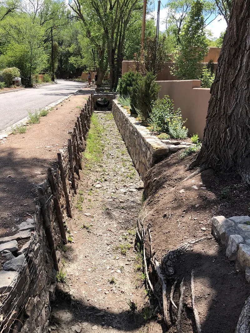 La memoria líquida del Albaicín: un paseo por las acequias que aún riegan Granada
